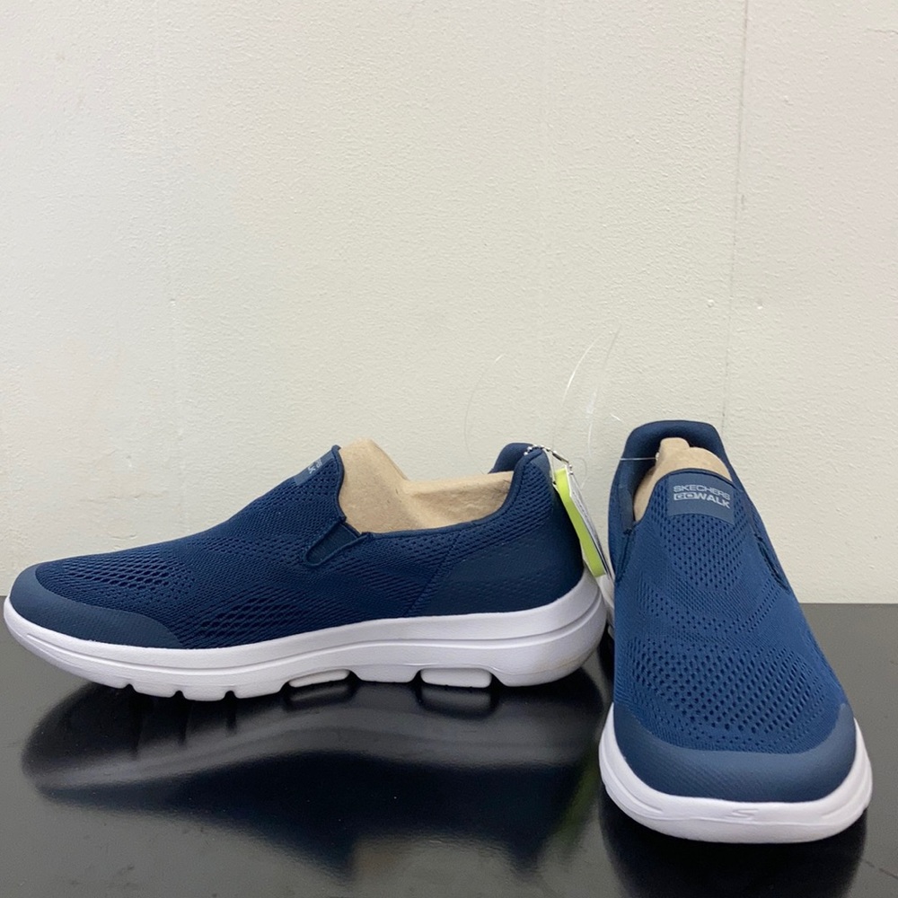 Skechers go walk NWT Size 8